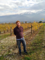 Le vigneron Thomas Finot dans ses vignes du Grésivaudan, Domaine Finot, Isère, vin Bio, naturel, persan verdesse, etraire, rhône alpes, étonnant, cépages anciens, cépages oubliés, vin blanc bio, vin rouge bio