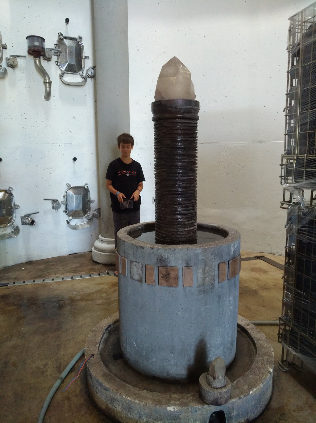 vignes de paradis, Philippe Viret, cosmoculture, demeter, vin, Rhône, domaine viret, grenache, centenaires, menhirs, truffe, amphores, syrah, cave cathédrale, biodynamie, colonnades, helios, horus, quartz, source eau, lumiere, 