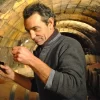 Le vigneron, François Plouzeau en cave. Domaine de la Garrelière naturedevin.com